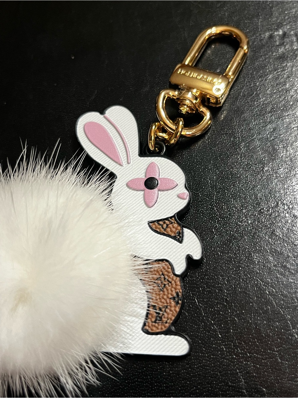 💕 Louis. Vuitton. Furry Friends Rabbit Fluffy Faux Fur Tail Key Ring Bag Charm - Picture 2 of 5